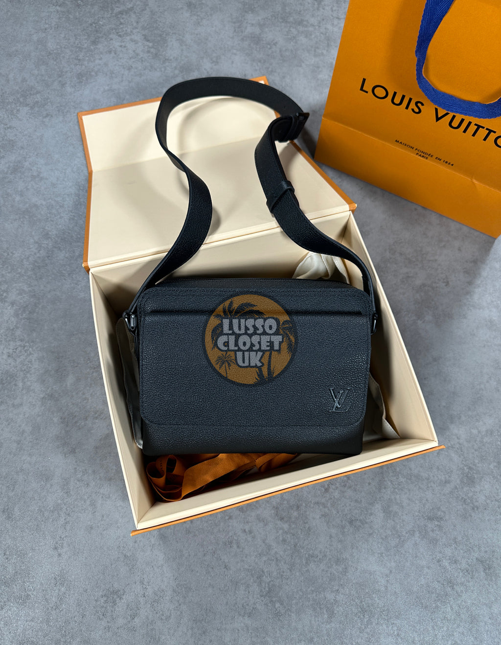 Lou - Boarding Messenger