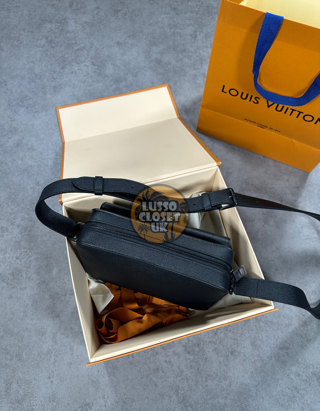 Lou - Boarding Messenger