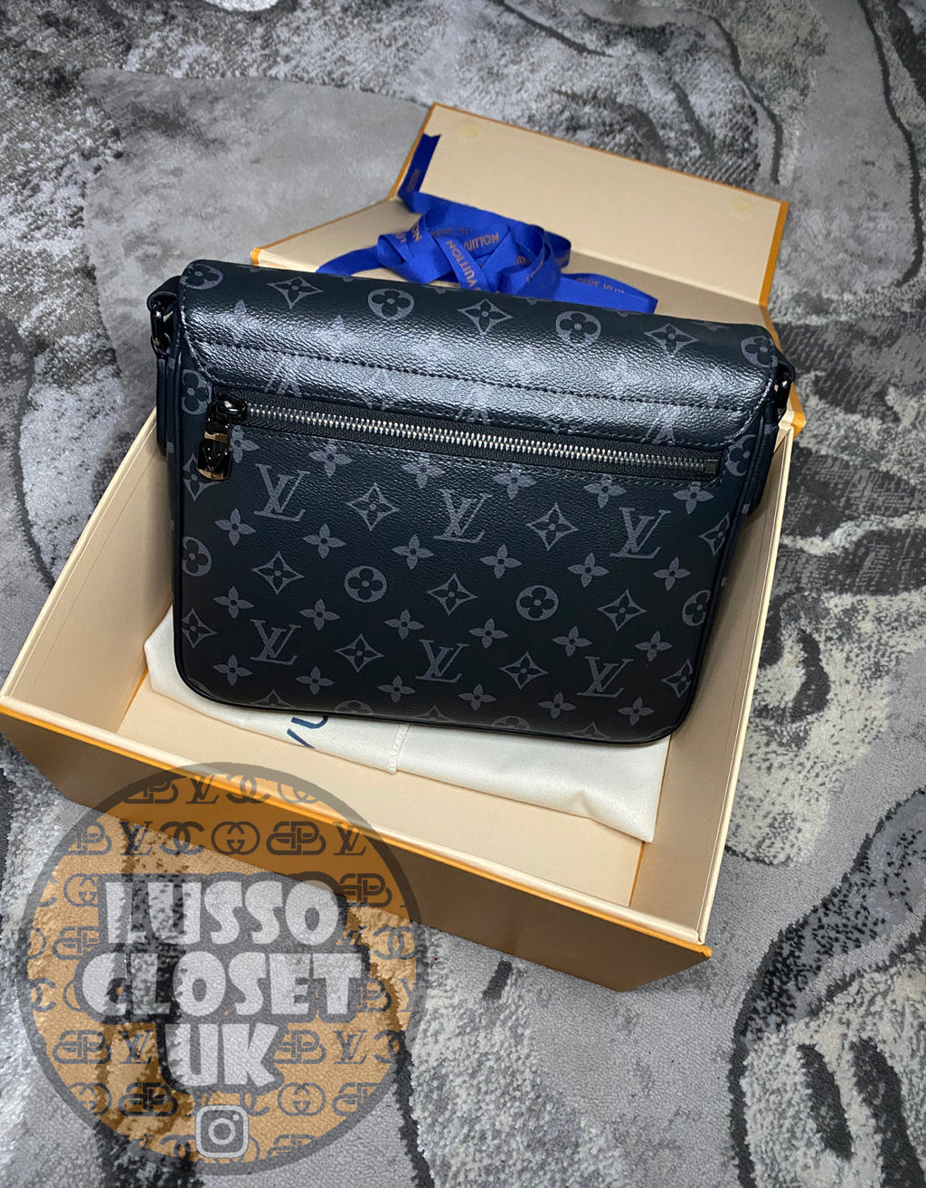 Lou - District Messenger