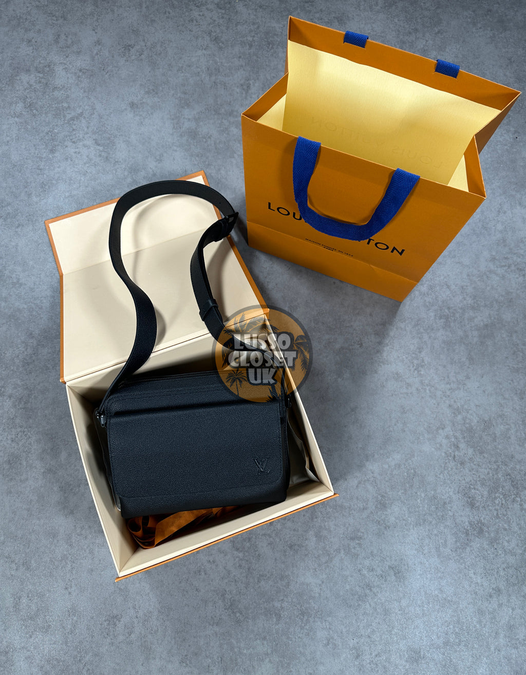 Lou - Boarding Messenger