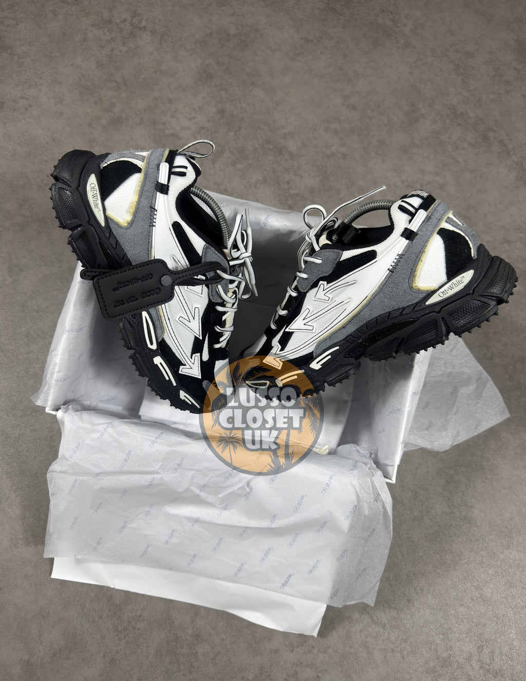 OW - Black / White Right Back Trainers
