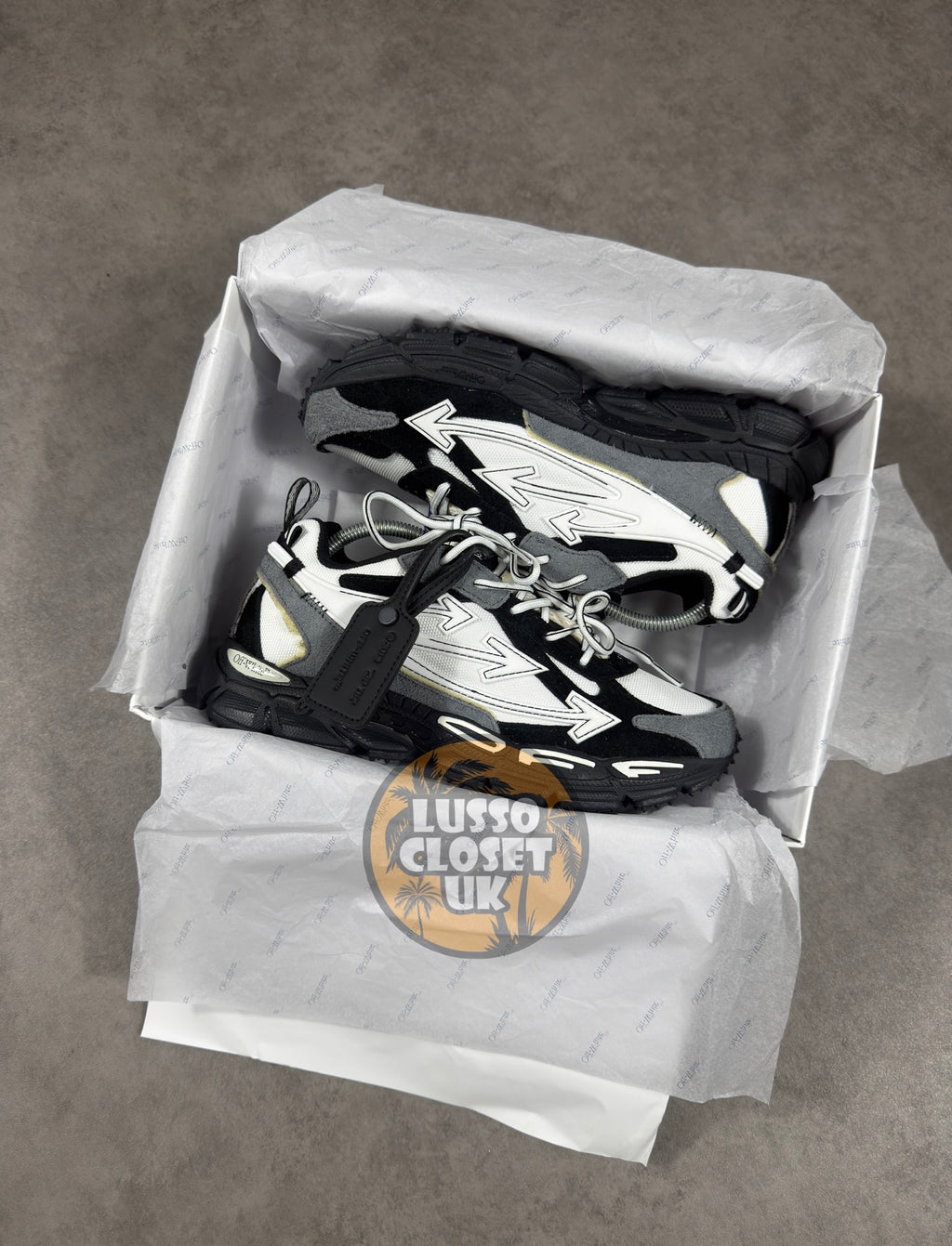 OW - Black / White Right Back Trainers